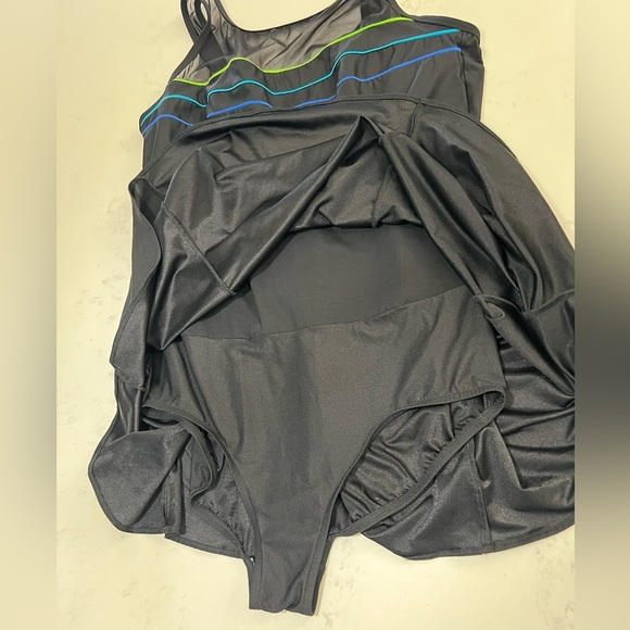 Stylish Black Garment - Picture 9 of 11